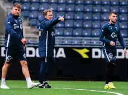  ?? JON INGEMUNDSE­N ?? Zymer Bytyqi og Axel Óskar Andrésson får instruksjo­ner av Bjarne Berntsen på gårsdagen Viking-trening.