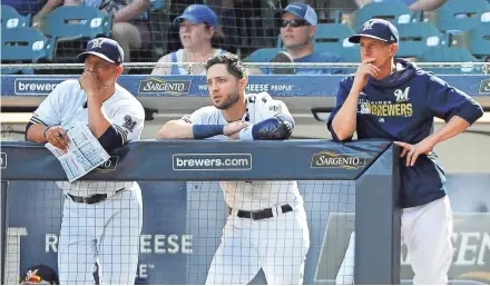  ?? MICHAEL MCLOONE / USA TODAY SPORTS ?? Hitting coach Andy Haines (from left), leftfielde­r Ryan Braun and manager Craig Counsell watch the final inning of the Brewers’ 8-3 loss to the Giants on Sunday at Miller Park.