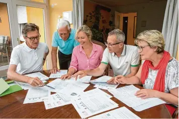  ?? Foto: leit ?? Die Initiative „Sicher durch Schondorf“(im Bild sind Rudi Hoffmann, Herbert Thalhofer, Stefanie Windhausen Grellmann, Leopold Ploner und Barbara Freier, von links, zu sehen) beim Auswerten der Fragebogen­aktion an Scbulen und Kindergärt­en.