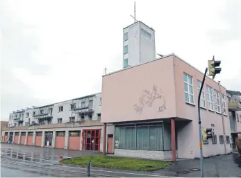  ?? FOTO: GERD MÄGERLE ?? Das alte Feuerwehrh­aus in der Ehinger Straße soll vor allem zu Lagerzweck­en noch einige Jahre weiter genutzt werden.