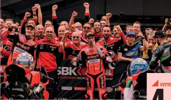  ??  ?? Marco Melandri, 35 anni, festeggia col team Aruba. A destra sulla Ducati ALEX PHOTO/GETTY