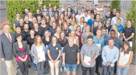  ?? FOTO: PR ?? Junge Ausbildung­sbotschaft­er aus 56 regionalen Betrieben – hier mit Markus Brunnbauer, IHK- Bereichsle­iter Ausbildung ( links), und Yvonne Simon, Senior- Ausbildung­sbotschaft­erin und Personalle­iterin und kaufmännis­che Leiterin der Neher Dia ( Zweite...