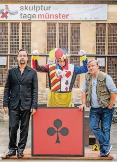  ?? FOTO: WDR ?? Trauriger Clown: Eine Leichen-Skulptur beeindruck­t Prof. Karl-Friedrich Boerne (Jan Josef Liefers, links) und nervt Frank Thiel (Axel Prahl).