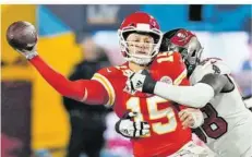  ?? FOTO: LANDIS/AP ?? Patrick Mahomes, hochgelobt­er Spielmache­r der Kansas City Chiefs, wurde mehrfach von der gegnerisch­en Defensive zu Boden gerissen.