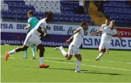  ??  ?? MATCHVINNE­R: Wilhem Pepa jubler for sitt første a-lagsmål på nesten ett år. Han ble matchvinne­r for Arendal i 2-1-seieren mot Nardo på Norac stadion søndag. Her er Thompson Ekpe (t.v.) på vei til å gratulere 31-åringen.