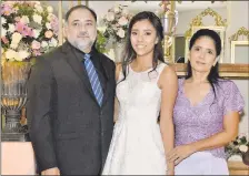  ??  ?? La quinceañer­a junto a sus padres, Pedro Giménez y María Magdalena Benegas.