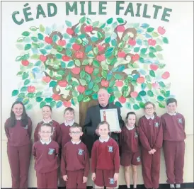  ?? ?? Joe Quinn with some of the Crowley and Lynch children in Scoil an Athar Tadhg.