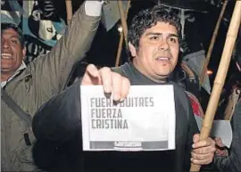  ?? AGUSTÍN MARCARIAN / REUTERS ?? Manifestan­ts davant l’ambaixada dels EUA a Buenos Aires