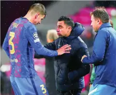  ?? EFE ?? Xavi da instruccio­nes a Piqué durante el partido