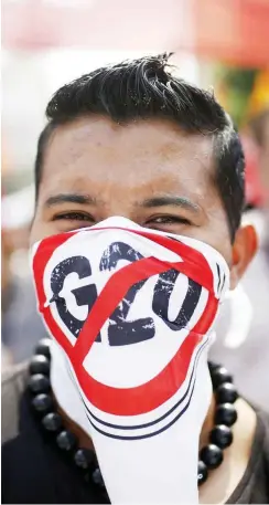  ?? Foto: dpa/Nicolás Villalobos ?? Anti-G20-Halstücher – ein alternativ­es Souvenir
