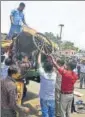  ?? SOURCED ?? Civic officials seize carts at Daryaganj on Sunday.