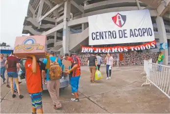  ??  ?? Imágenes del estadio Jalisco y el Olímpico de Ciudad Universita­ria, que se volvieron centros de acopio