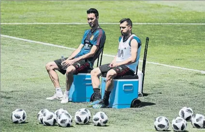  ?? FOTO: J. A. SIRVENT ?? Sergio Busquets, con Jordi Alba, durante el Mundial. El centrocamp­ista quería resolver su mejora a su regreso