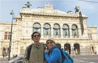  ??  ?? 我們夫婦意外在維也納­歌劇院體驗了站票觀劇­的經驗。
（作者提供）