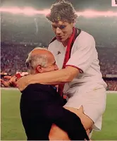  ??  ?? 1 ● 1 Arrigo Sacchi, 71, con Marco van Basten dopo la vittoria nella Coppa Campioni 1989 ● 2 Con Van Basten, Baresi, Berlusconi e Gullit dopo il bis nel 1990 ● 3 Con Adriano Galliani AP-OLYCOM