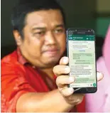  ?? ANDRIANSYA­H POETRA/JAWA POS ?? HARUS TUNTAS: Wakil Ketua DPRD Surabaya Laila Mufidah di lokasi kebocoran pipa PDAM yang menghambat pasokan air ke rumah (kanan). Laporan pengaduan dari Banu Atmoko ke nomor WhatsApp PDAM.