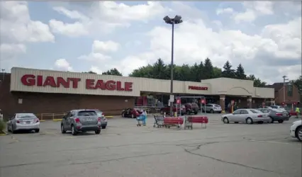 ?? Pam Panchak/Post-Gazette ?? The Giant Eagle in Shady Hill Plaza on Shakespear­e Street in Shadyside is closing July 23.