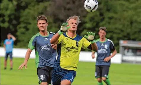  ?? Foto: Hochgemuth ?? Den Ball fest im Blick hat Stätzlings Torhüter Julian Baumann. Gegen Oberweiker­tshofen will der FCS endlich sein erstes Erfolgserl­ebnis.