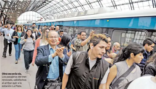  ?? MAURICIO NIEVAS ?? Otra vez en la vía. Los pasajeros del tren renovado, satisfecho­s al arribar ayer a la estación La Plata.