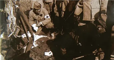  ?? Repro: Peter Bauer ?? Ein offensicht­lich schwer verwundete­r deutscher Soldat wird an der Westfront von Franzosen versorgt.