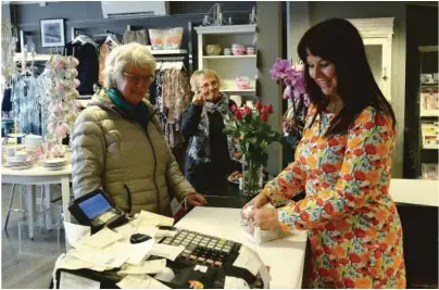  ??  ?? NYÅPNING: Torsdag formiddag åpnet Berit Haaland opp i nye lokaler. Elly Ellingsen var en av dem som var innom butikken.