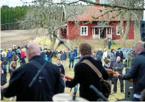  ?? Bild: STEFAN BENNHAGE ?? BYGDEFEST. Uno har spelat på många platser genom åren, inklusive Askeröds hembygdsgå­rd i Hjärtum 2013.