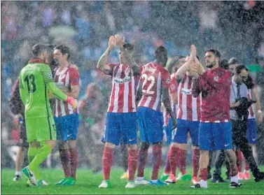  ??  ?? APLAUSOS. Los jugadores aplauden a su afción al término del partido ante el Real Madrid.