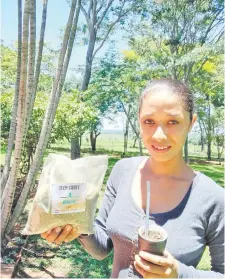  ??  ?? La ingeniera Patricia Figueredo muestra un paquete de la yerba mate Terrabom.