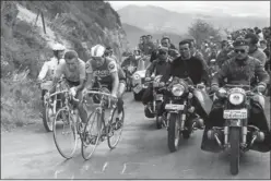  ??  ?? Anquetil y Poulidor, en su ascensión codo con codo al Puy de Dôme.