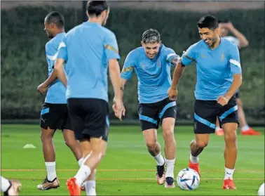  ?? ?? Valverde bromea con Suárez en el entrenamie­nto de ayer de la selección uruguaya.