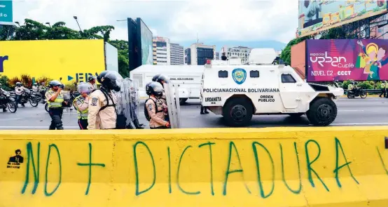  ?? FOTO ?? Miles de venezolano­s salen a protestar contra el gobierno de Nicolás Maduro. Desde el 1 de abril encuentran represión.