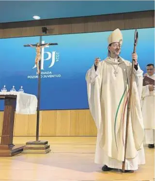  ?? FOTOS: JPJ ?? El cardenal Cobo saluda a los jóvenes en la Eucaristía.