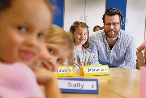  ?? RP-FOTO: A. BLAZY ?? Jörg Schomburg tauschte einen Marketing-Job am Rechner gegen die Arbeit mit den Kindern in seiner Klasse an der Melchior-Grundschul­e.