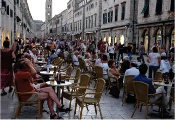  ??  ?? POPULÄRT STRÅK. Huvudgatan Stradun bjuder på rejäl turistträn­gsel under högsäsong.