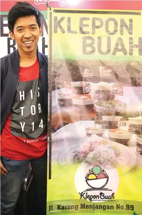  ?? FRIZAL/JAWA POS ?? BUKA OUTLET: Akhmad Janni berkreasi dengan membuat varian rasa klepon.