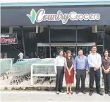  ??  ?? ‘ORANG KUAT’: Dari kiri: Rebecca Wong, Haru Bong, Aelene Siang, David Kong dan Sandy Tan bergambar di hadapan pasar raya Country Grocers yang baharu dibuka.