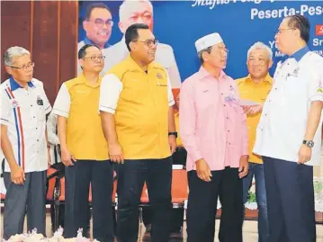  ??  ?? Ismail Sabri (right) hands over a cheque for the interim dividend to a FELCRA settler.