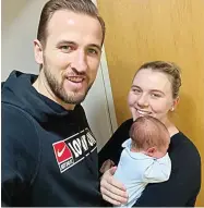  ?? TWITTER/HARRY KANE ?? ANAK KETIGA: Bomber Spurs Harry Kane bersama istrinya, Katie Goodland, yang menggendon­g Louis.