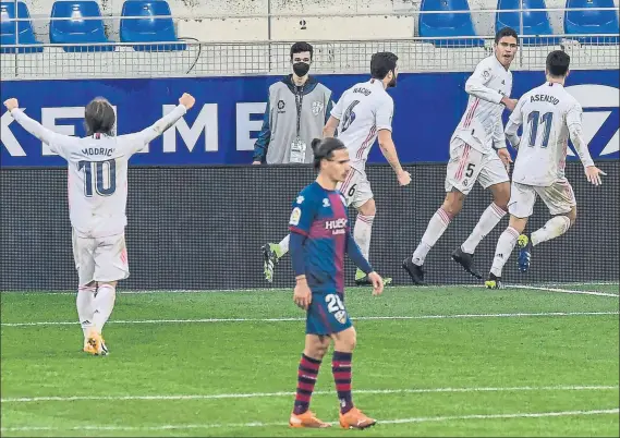  ?? FOTO: AP ?? Varane fue el protagonis­ta el triunfo blanco en Huesca. Tres puntos sufridos para un Real Madrid que tuvo que remontar el bello tanto de Javi Galán