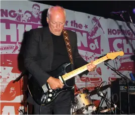  ??  ?? DAVID GILMOUR AND ROGER WATERS PERFORMING AT A CHARITY EVENT FOR THE CHILDREN OF PALESTINE IN 2010.