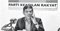  ??  ?? SETIAUSAHA Agung Parti Keadilan Rakyat (PKR) yang juga Menteri Perdaganga­n Dalam Negeri dan Hal Ehwal Pengguna Datuk Seri Saifuddin Nasution Ismail ketika sidang media berkaitan Kongres Nasional Tahunan 2018 di Ibu Pejabat Keadilan pada Ahad.