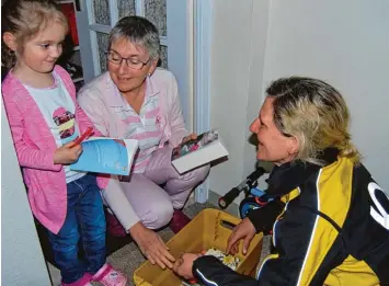  ?? Foto: Daniela Polzer ?? Rund 30 Bücher hat Postbotin Melanie Steinhause­r an diesem Tag mit im Gepäck, die sie an Kunden verschenkt. Da fällt die Aus wahl wirklich nicht leicht.