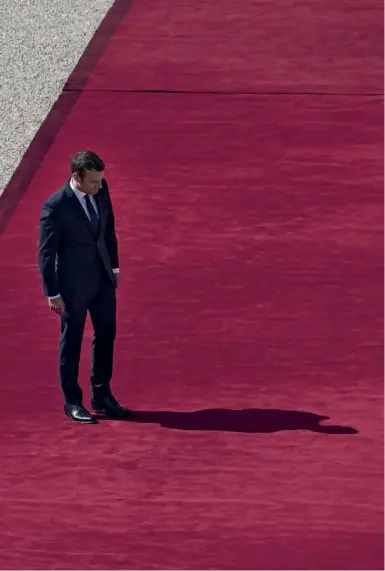  ??  ?? Emmanuel Macron, sur le tapis rouge de la cour d’honneur de l’Elysée, le 14 mai, jour de la passation de pouvoir.