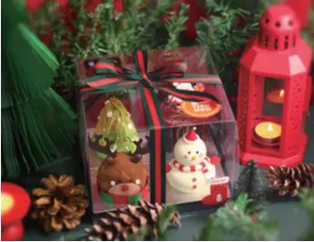  ?? ?? Christmas cakes on display at a bakery in Shenyang, Liaoning Province