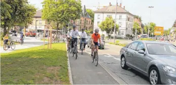  ?? FOTO: ELKE OBSER ?? Fahrradfah­rer können den Weg durch das Frauentor auf dem neuen Radweg umfahren. Davon machte sich die städtische Gruppe selbst ein Bild.