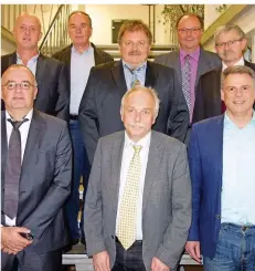  ?? FOTO: STOLZ ?? Für 35 Jahre Schiedsric­htertätigk­eit ehrte Obmann Volkmar Fischer (unten Mitte) Stefan Birringer, Willy Bauer, Erich Raber, Rainer Palz, Joachim Steffen, Walter Risch und Gerhard Bednorz (von links).