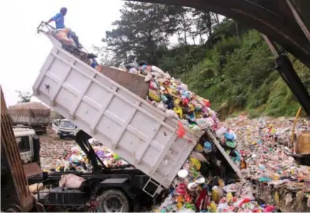  ?? Photo by Milo Brioso ?? GARBAGE OUT. With no possible are for an engineered sanitary landfill in sight, Baguio City will still need to haul out its garbage to Capas, Tarlac next year.