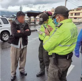  ??  ?? CONTROLES. El incumplimi­ento de los ciudadanos es evidente en varios puntos.