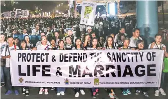 ??  ?? STAUNCH OPPOSITION – A protest march organized by Churchaffi­liated groups last February reflects strong sentiments against the divorce bill in predominan­tly Catholic Philippine­s. (Jun Ryan Arañas)