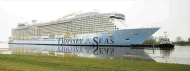  ?? Foto: dpa ?? Ende Februar wurde die „Odyssey of the Seas“für letzte Arbeiten nach Bremerhave­n überführt.